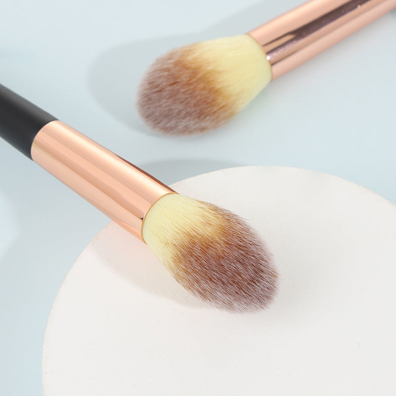 Soft and fluffy flame-shaped blush powder brush evenly picks up powder; the soft bristles don't irritate the face